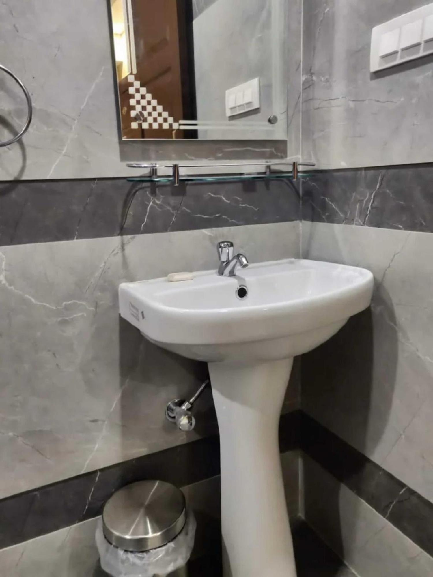 Hotel Sea Beach - 100 Meters From Sea Beach - Near By Jagannath Temple - Wifi - Lift And Parking Facilities - Jai Jagannath 4*